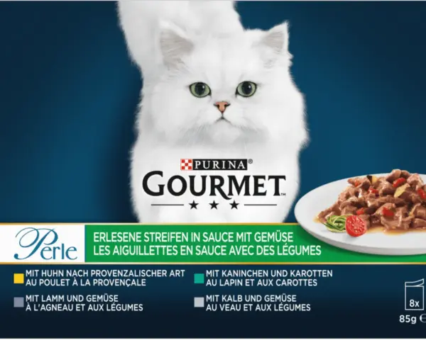 Un elegante gatto bianco guarda verso il basso, accanto a un piatto di cibo gourmet gatto bustine.