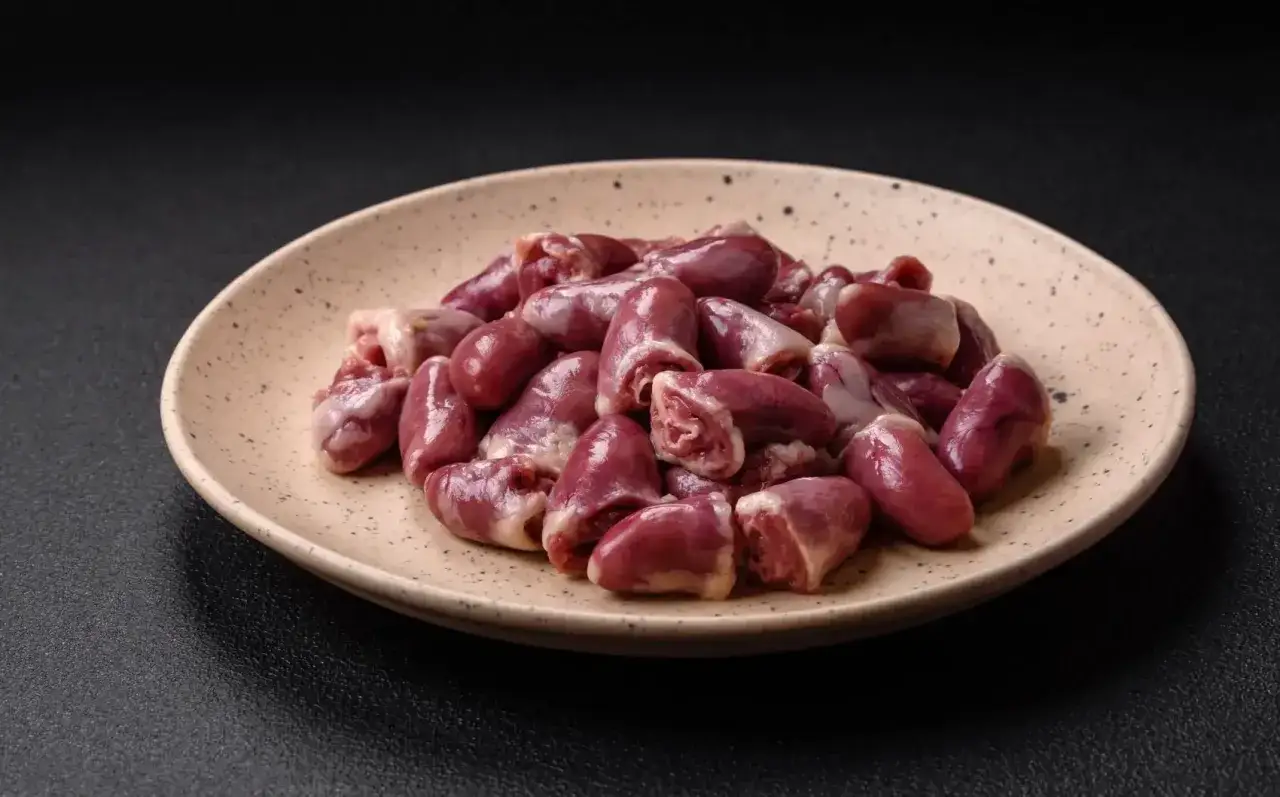 Cuoricini di pollo su un piatto, un'ottima fonte proteica per la dieta del tuo cane.